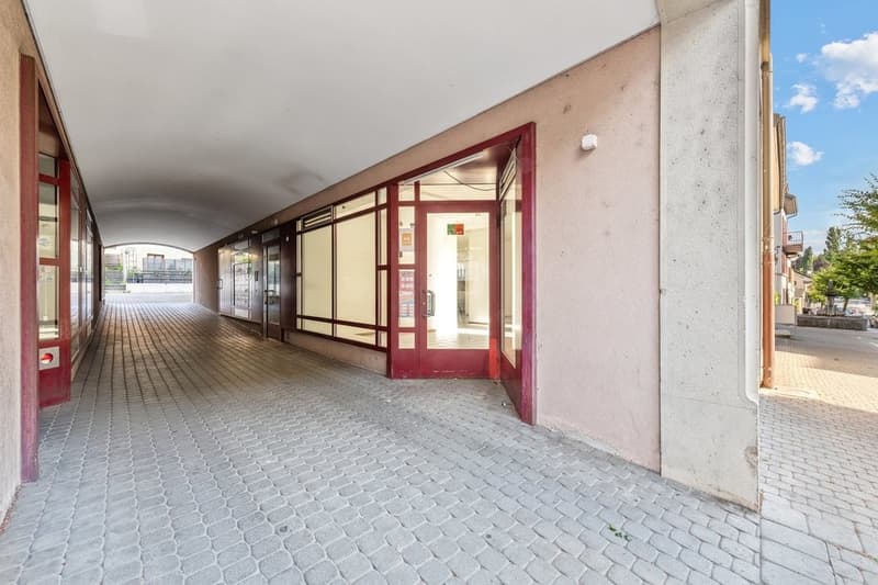 Bella arcata commerciale con vetrina sulla strada (10)