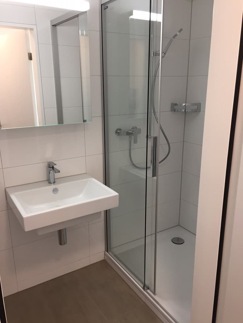 kleines Bad mit Dusche
