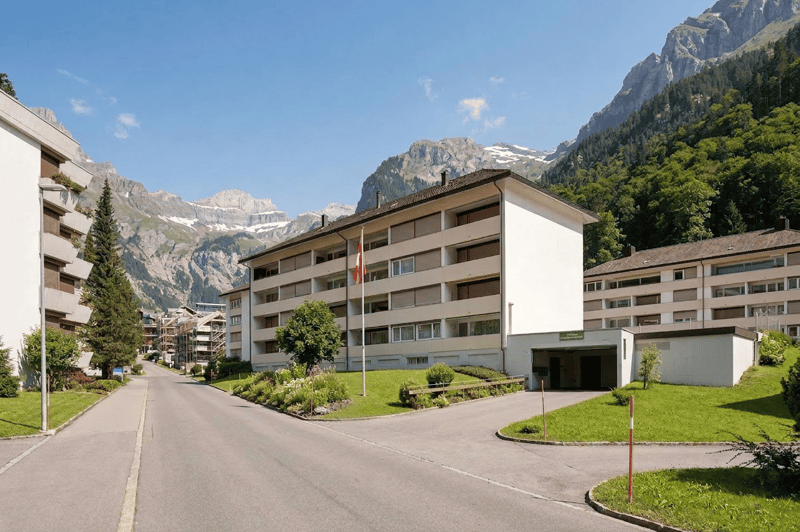 Charming 3.5-room cooperative apartment with mountain view (2)