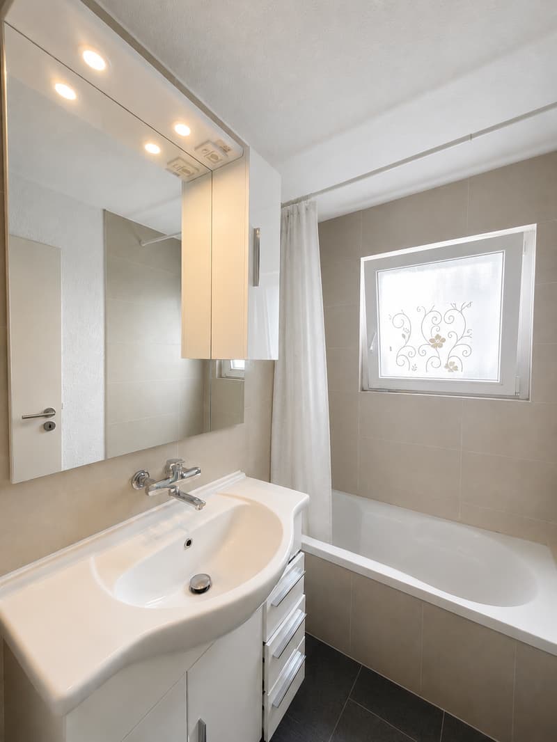 Nasszelle mit Badewanne