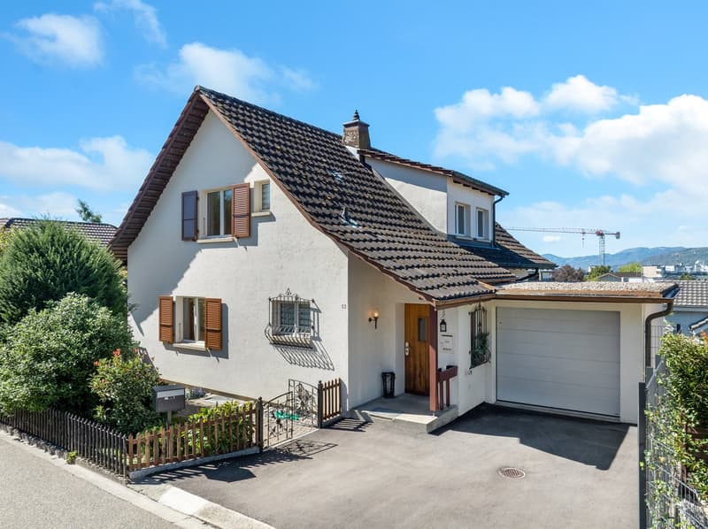 Charmantes 6.5-Zimmer-Einfamilienhaus mit Gartenoase, freistehend (1)