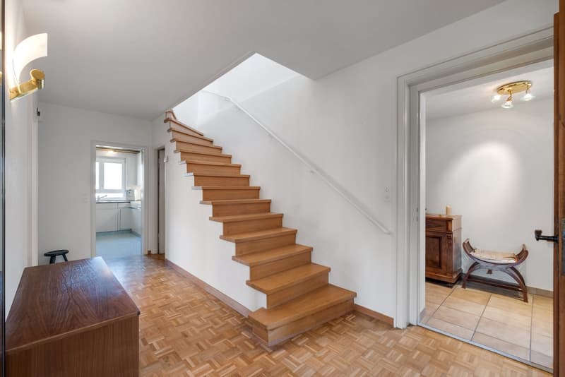 Charmantes 6.5-Zimmer-Einfamilienhaus mit Gartenoase, freistehend (12)