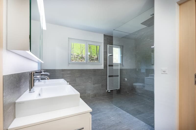 Vivre avec une vue dégagée. Appartement de 4,5 pièces rénové récemment près d'Arosa (6)