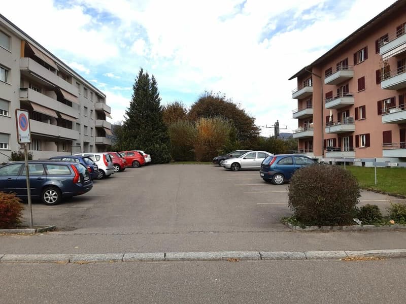 Outdoor parking spaces for rent. (3)