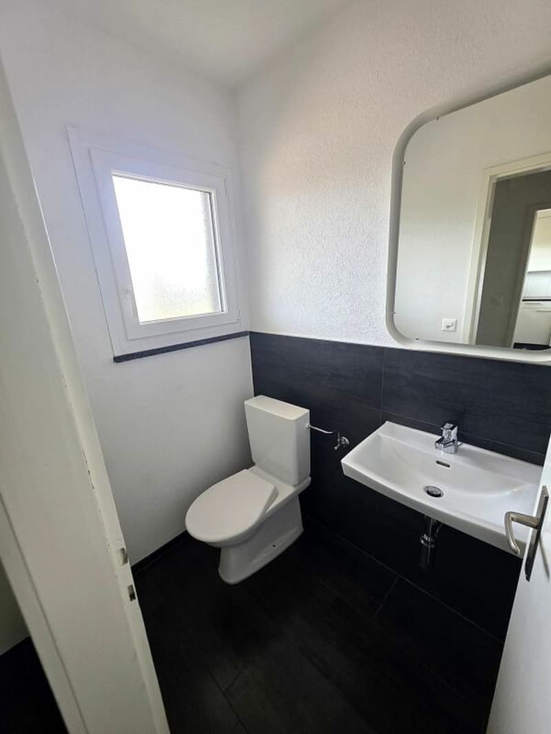 Bright and Spacious 5.5-Room Apartment (10)