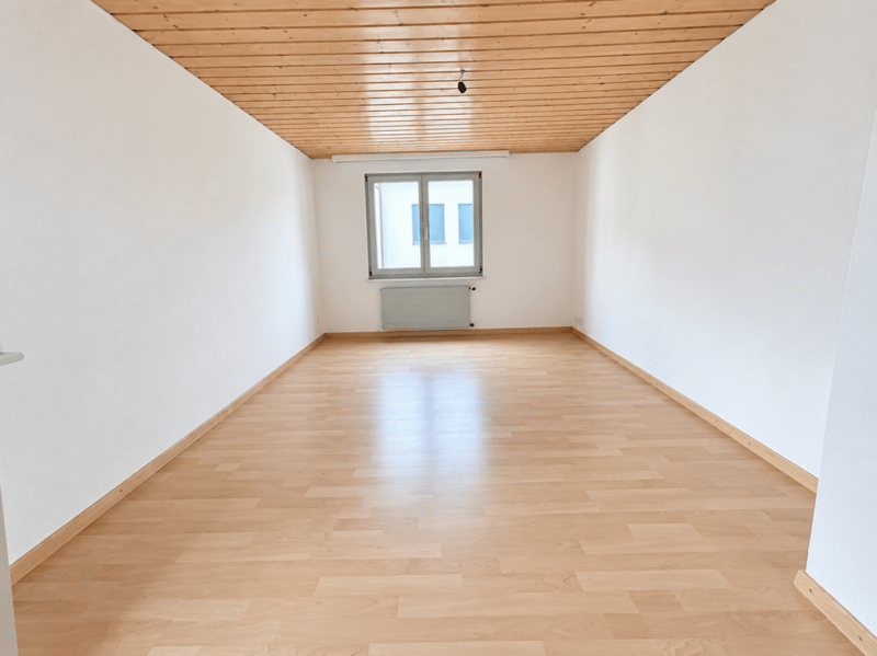 Helle und schöne 3.5 Zi-Whg. mit Balkon zu vermieten (4)