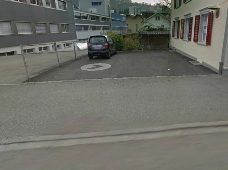 Grossflächiger Parkplatz zu vermieten (1)