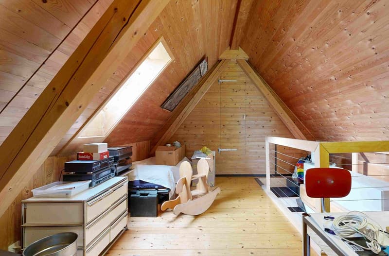 Beautifully situated on a large plot of land - huge attic apartment with additional house and a very large garden (22)
