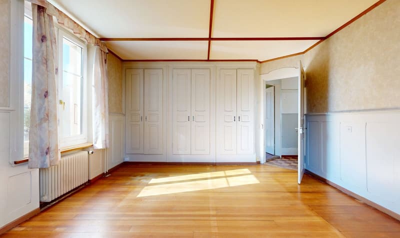 A dignified house with a huge surroundings and ideal location, so large that two apartments are possible (16)