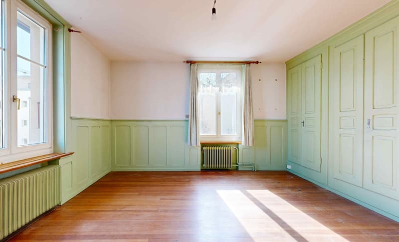 A dignified house with a huge surroundings and ideal location, so large that two apartments are possible (22)