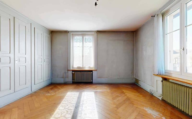 A dignified house with a huge surroundings and ideal location, so large that two apartments are possible (20)
