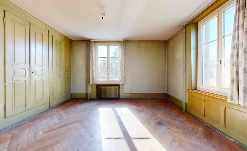 A dignified house with a huge surroundings and ideal location, so large that two apartments are possible (15)