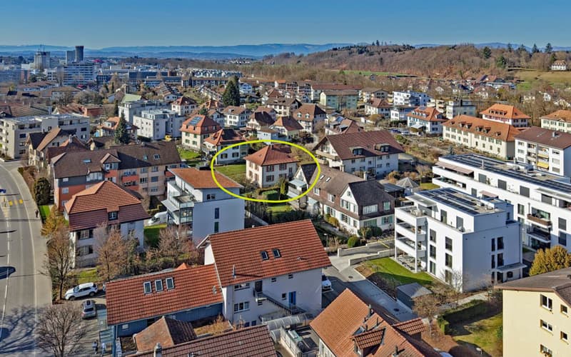 A dignified house with a huge surroundings and ideal location, so large that two apartments are possible (8)
