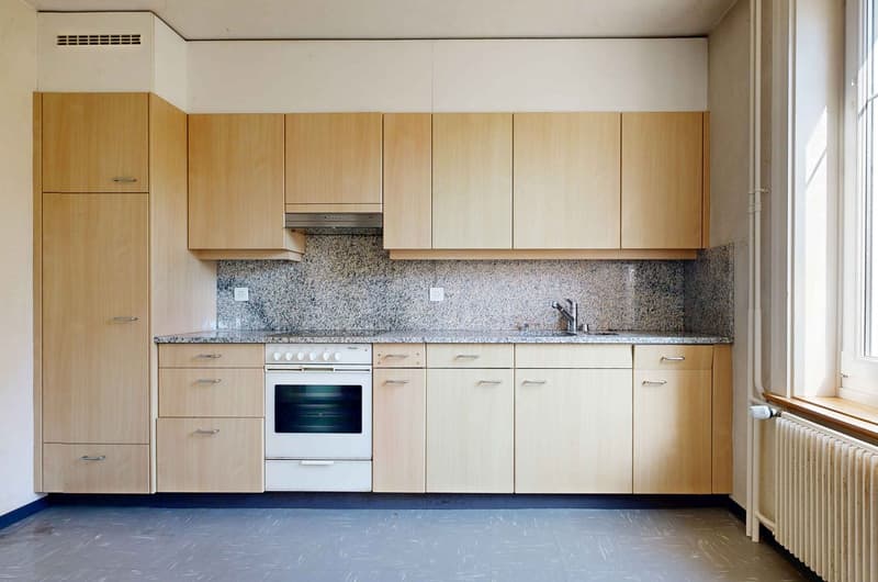 A dignified house with a huge surroundings and ideal location, so large that two apartments are possible (17)
