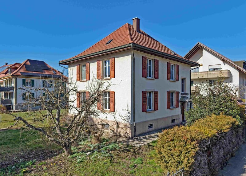 A dignified house with a huge surroundings and ideal location, so large that two apartments are possible (2)