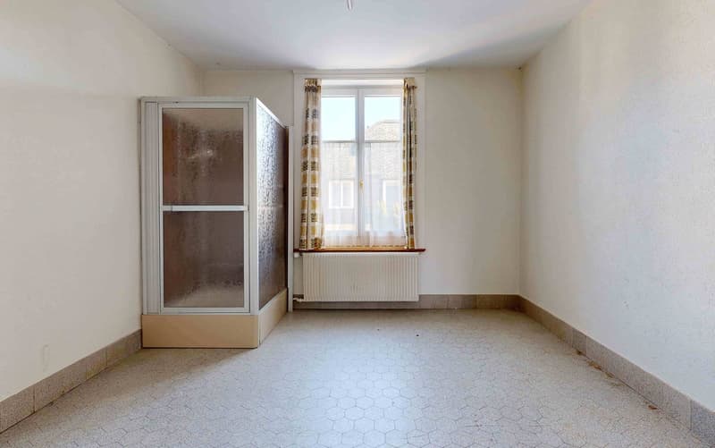 A dignified house with a huge surroundings and ideal location, so large that two apartments are possible (24)