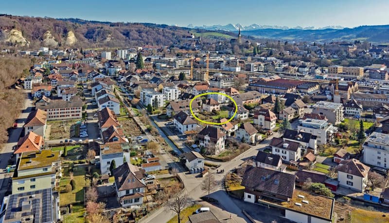 A dignified house with a huge surroundings and ideal location, so large that two apartments are possible (10)