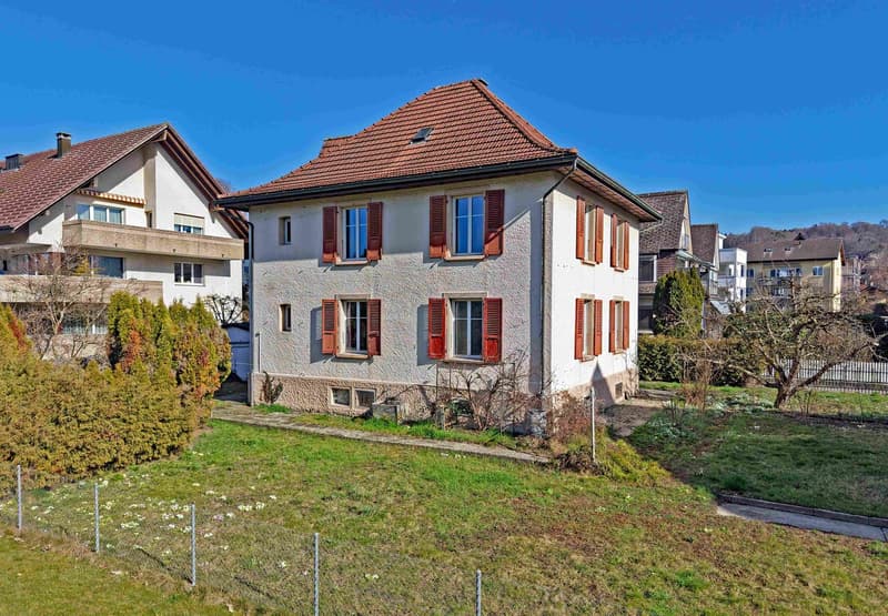 A dignified house with a huge surroundings and ideal location, so large that two apartments are possible (3)