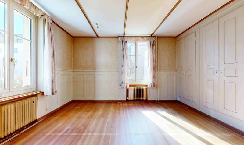 A dignified house with a huge surroundings and ideal location, so large that two apartments are possible (21)