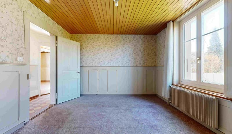 A dignified house with a huge surroundings and ideal location, so large that two apartments are possible (14)