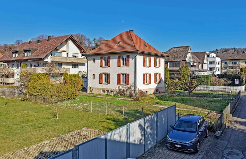 A dignified house with a huge surroundings and ideal location, so large that two apartments are possible (5)