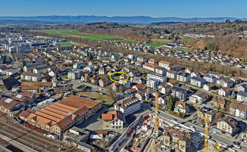 A dignified house with a huge surroundings and ideal location, so large that two apartments are possible (11)