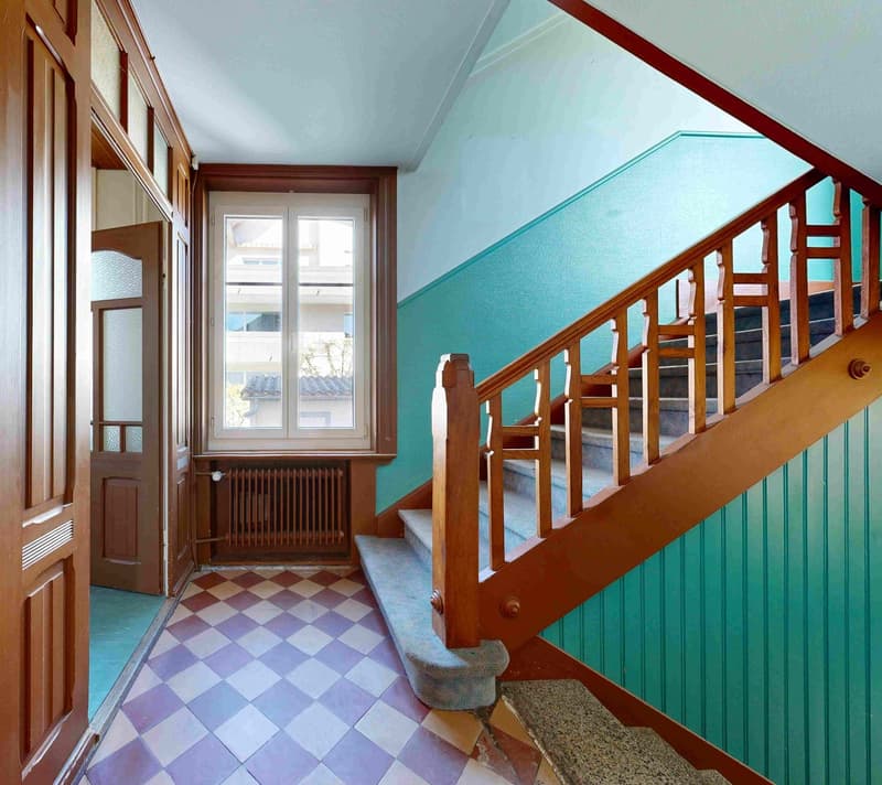 A dignified house with a huge surroundings and ideal location, so large that two apartments are possible (13)