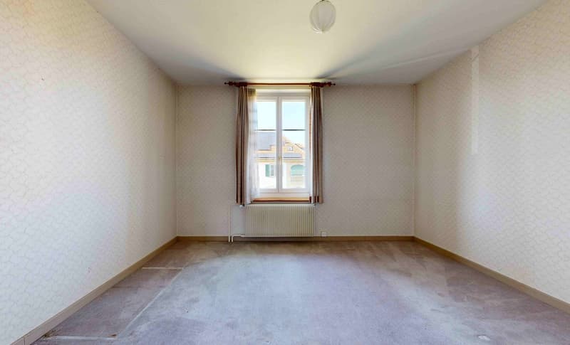 A dignified house with a huge surroundings and ideal location, so large that two apartments are possible (23)