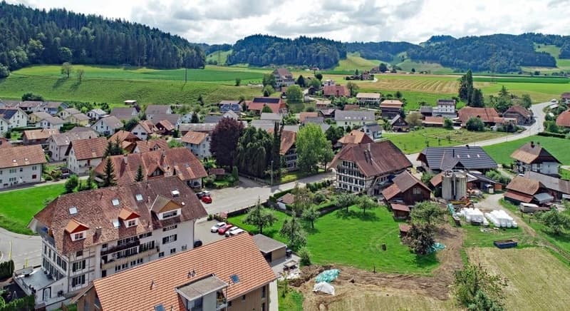 Ä einmalig schöne Wohnstock mit drei riesige Wohnige, wo aber ou ideali Büro chönnte sii (8)