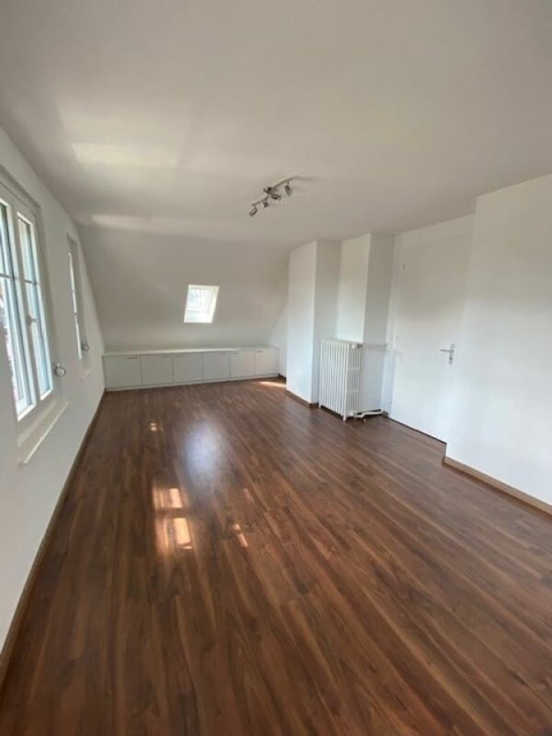Bel attique lumineux de 4 pièces au 2e étage - Pommeret à Cernier (2)