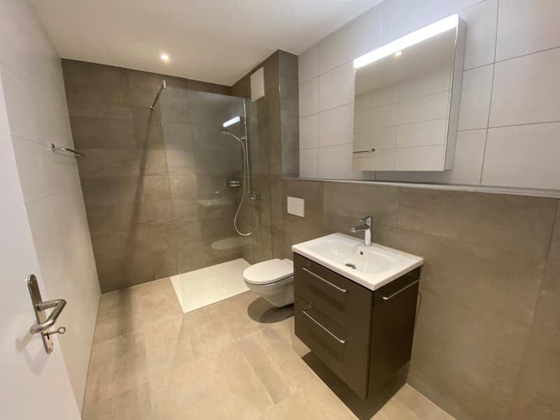 Modern 2.5-room apartment with 19.5 m² balcony in the heart of Flüh (6)