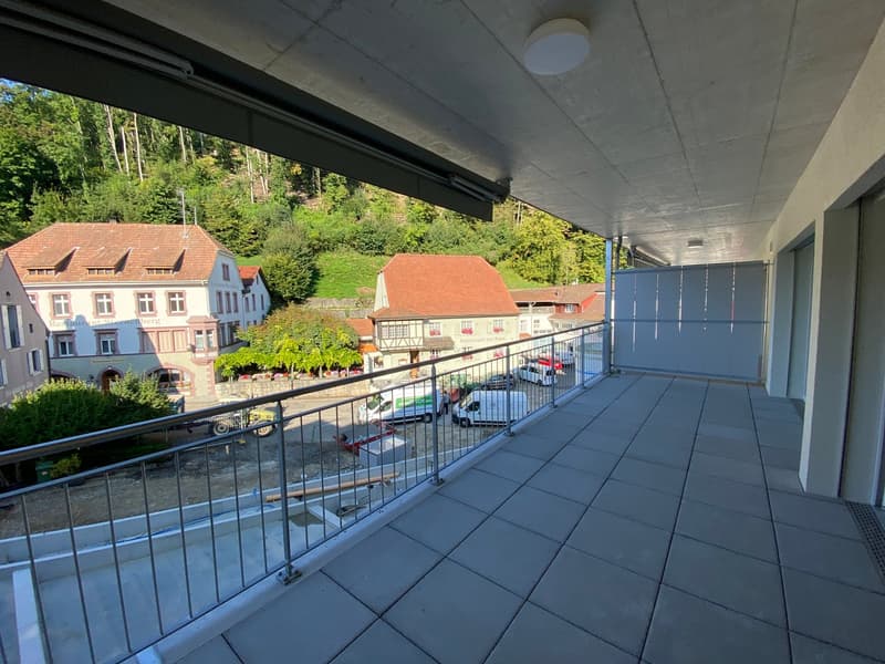 Modern 2.5-room apartment with 19.5 m² balcony in the heart of Flüh (9)
