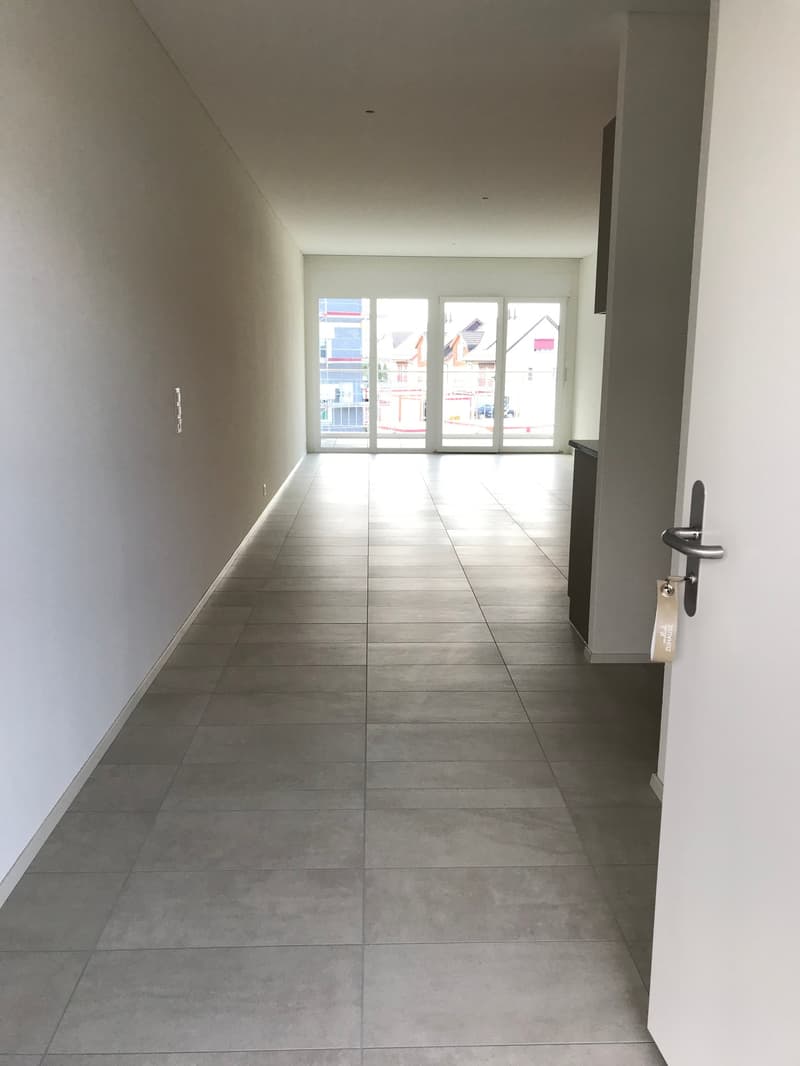 Moderne 2.5-Zimmer-Wohnung mit Balkon in Safenwil (3)