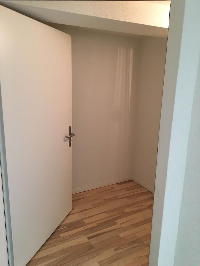 Einladender Eingangsbereich der Wohnung mit Platz für Garderobe
