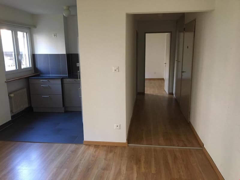 Herzige, moderne Küche mit Platz für eine kleine Essecke