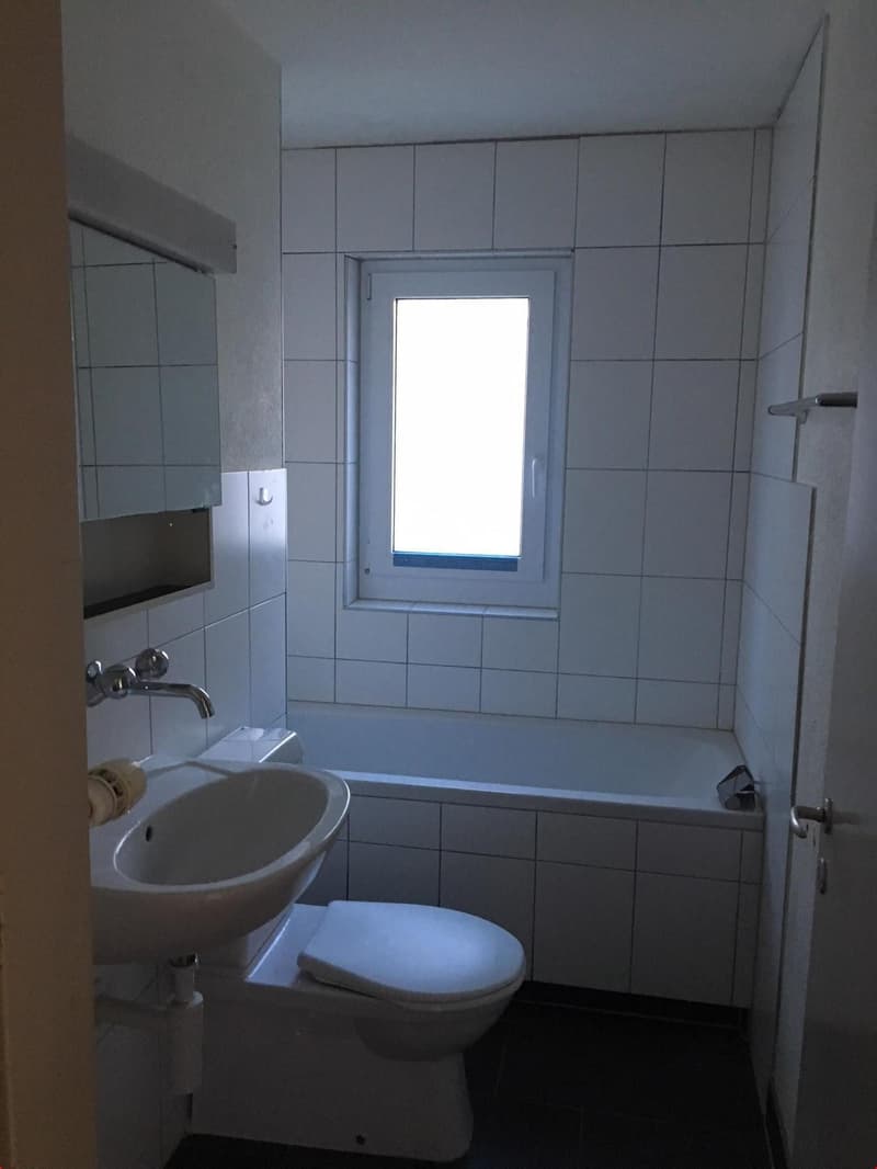 Modernes und helles Badzimmer mit Badewanne