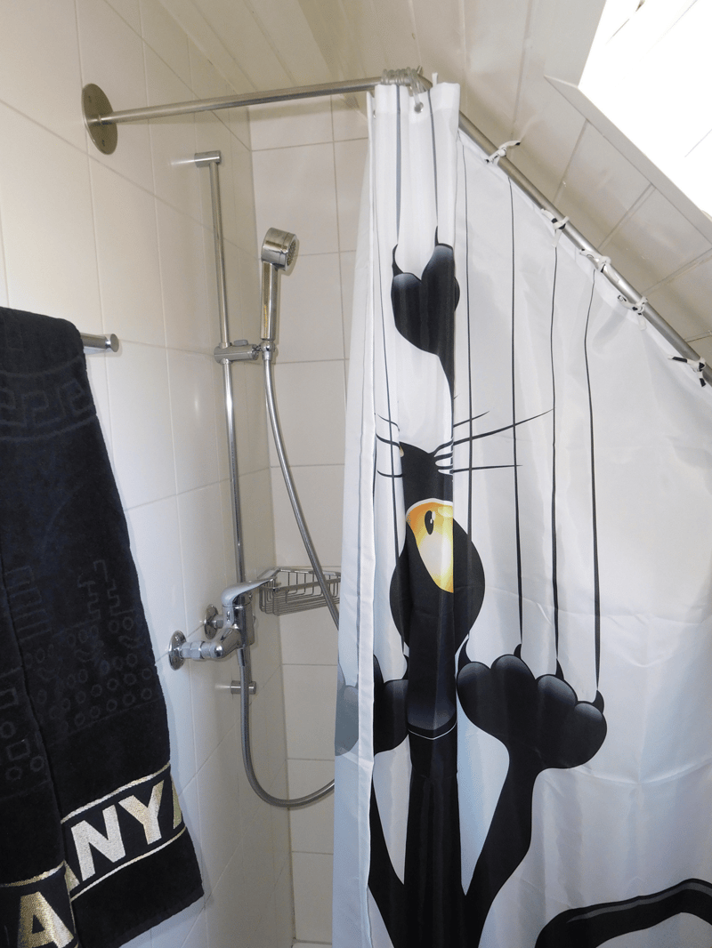 Hübsches, modernes Badezimmer