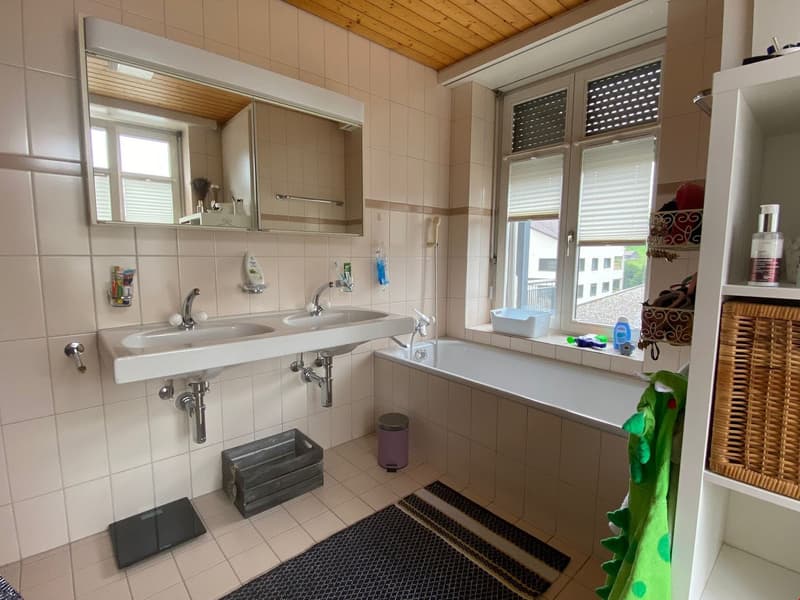 Badezimmer mit Badewanne, Lavabo, Spiegel, Einbauschrank
