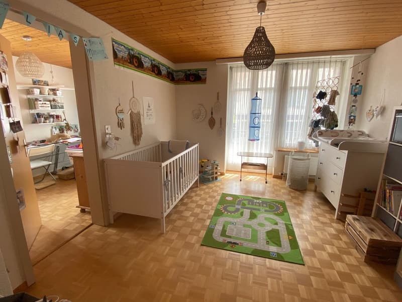 Kinderzimmer mit viel Platz zum Wohnen und Spielen