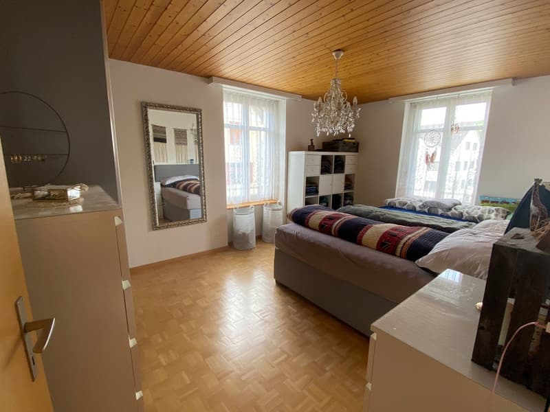 Grosses Wohnzimmer mit viel Platz für eine grosse Sofaecke