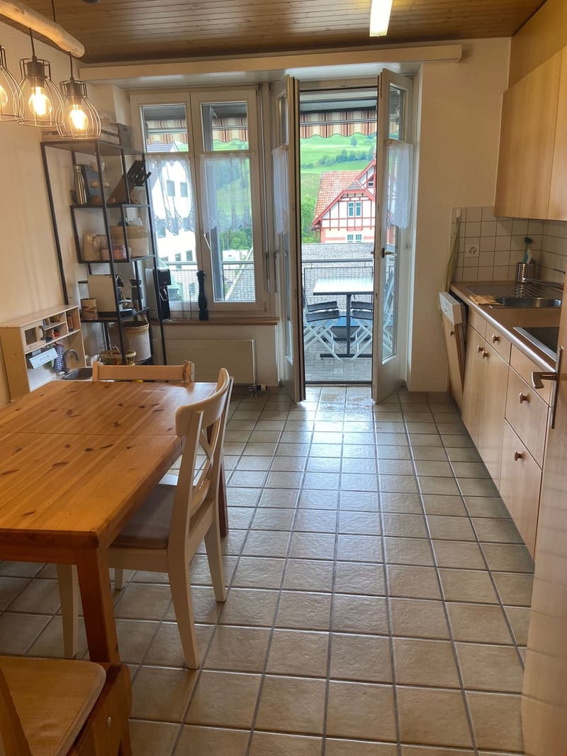 Direkter Ausgang von der Küche zur überdeckten Terrasse/Balkon