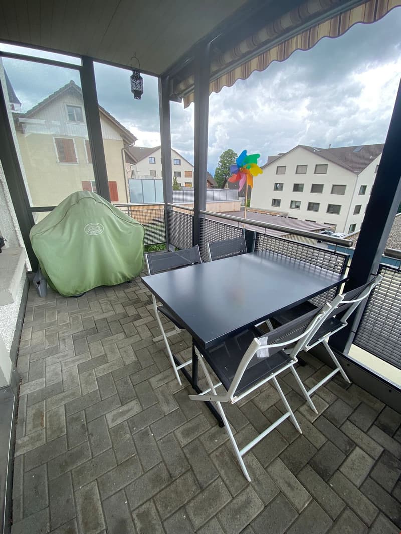 Grosszügiger Balkon/Terrasse zum Geniessen und mit Weitsicht ins Grüne und in die Berge