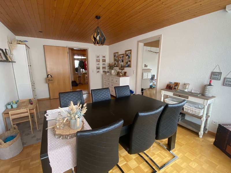 Esszimmer mit Blick durch die ganze Wohnung