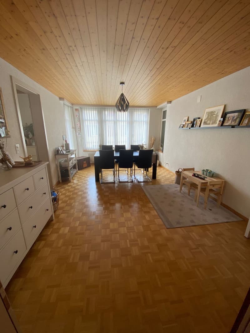 Tolles Esszimmer mit schönem Ausblick ins Quartier