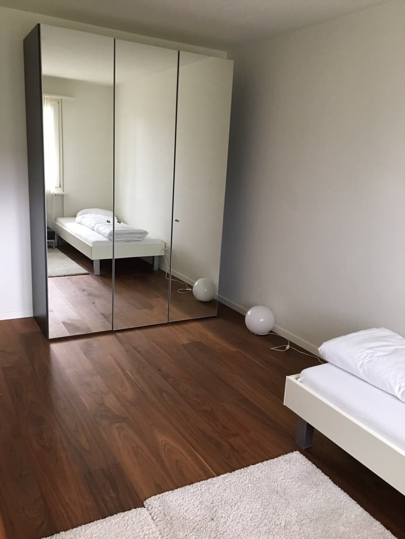 Schöne Schlafzimmer mit Platz für einen grossen Kleiderkasten