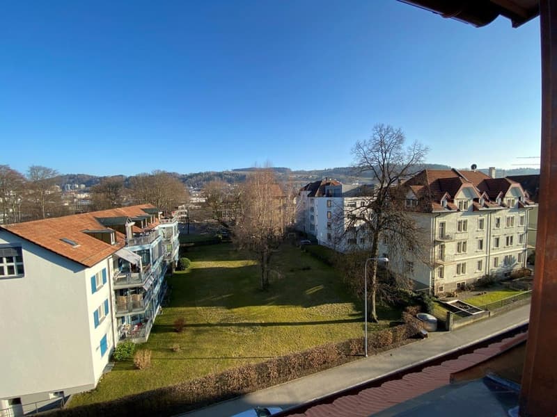 Schöner Ausblick ins sonnige, ruhige Quartier