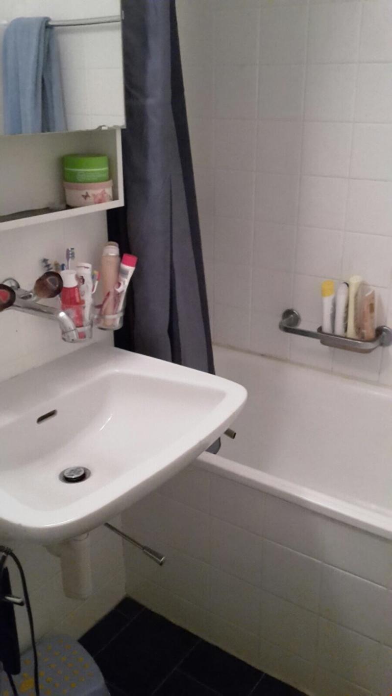 Badzimmer mit Badewanne, WC, Lavabo und Spiegelschrank