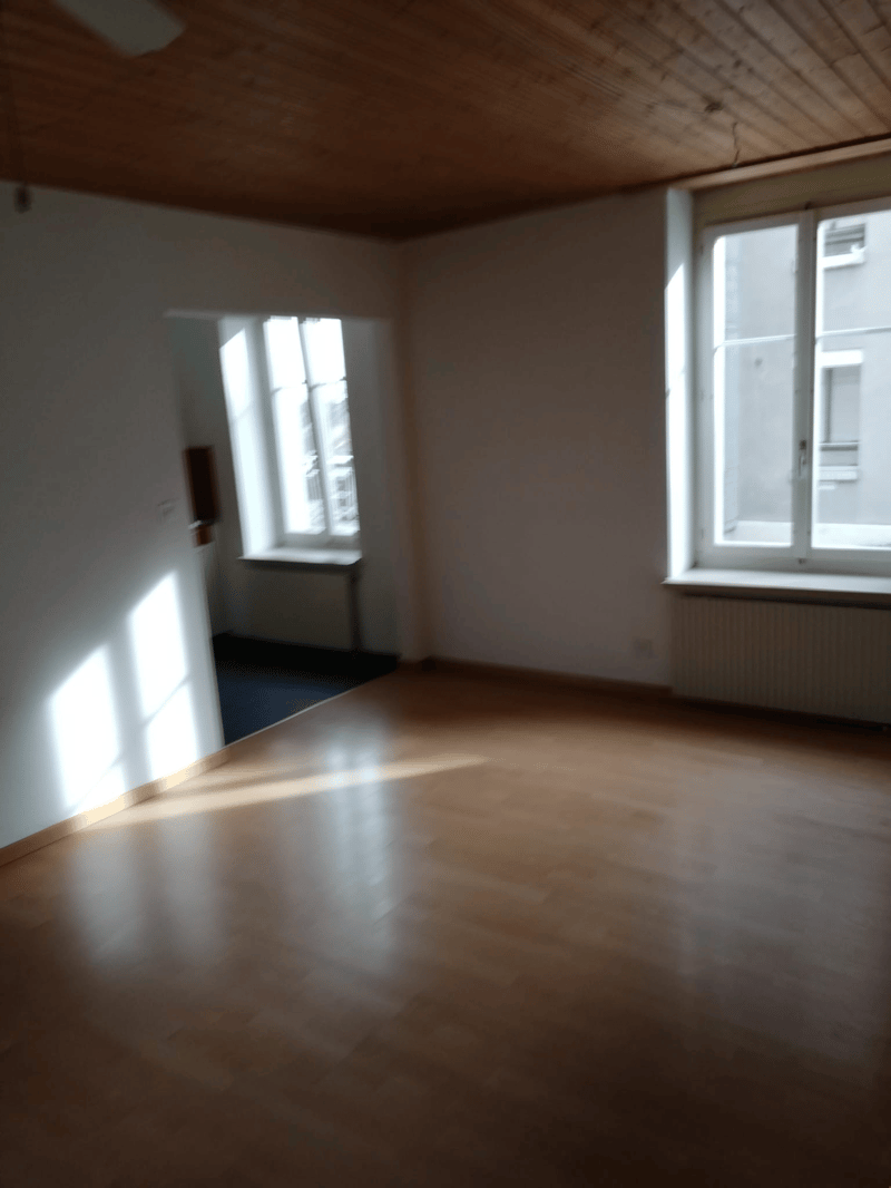 Offener Durchgang von Wohnbereich zur Küche