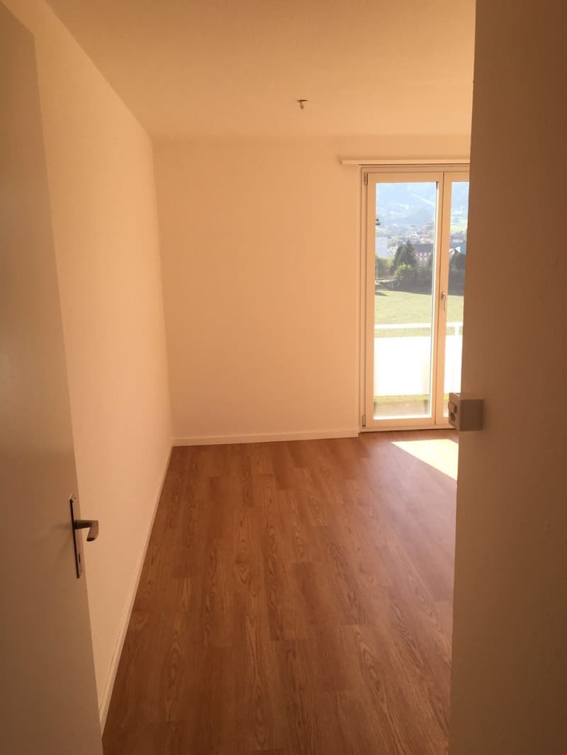 Helles Wohnzimmer mit direktem Ausgang auf den Balkon