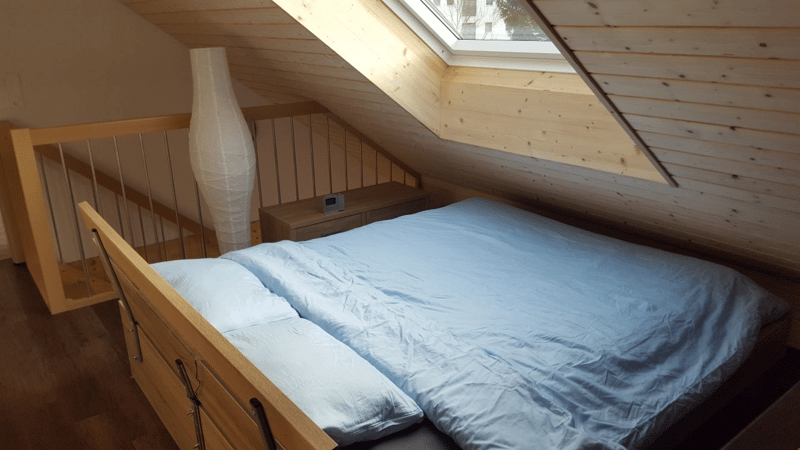 Schlafzimmer im oberen Stock, hübsch in der Dachschräge gelegen